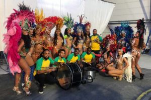 SoundFlex Caribische brassband met Braziliaanse danseressen voor de opnames van Kanzi appel clip